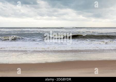 Raue Brandung am Townline Beach, Wainscott, NY Stockfoto