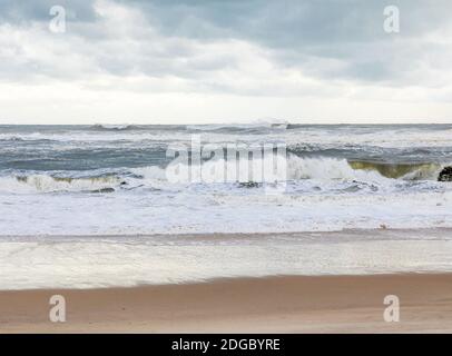 Raue Brandung am Townline Beach, Wainscott, NY Stockfoto