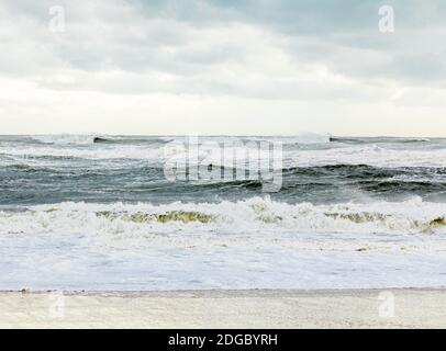 Raue Brandung am Townline Beach, Wainscott, NY Stockfoto