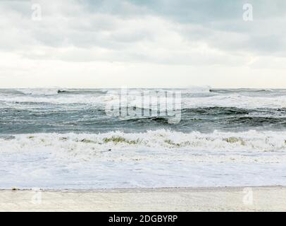 Raue Brandung am Townline Beach, Wainscott, NY Stockfoto