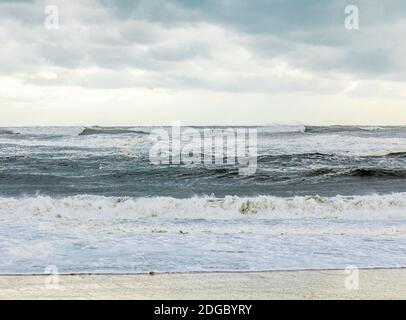 Raue Brandung am Townline Beach, Wainscott, NY Stockfoto