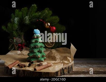 Frisch gebackener Lebkuchenbaum auf einem Holzständer und Weihnachten Kranz Stockfoto