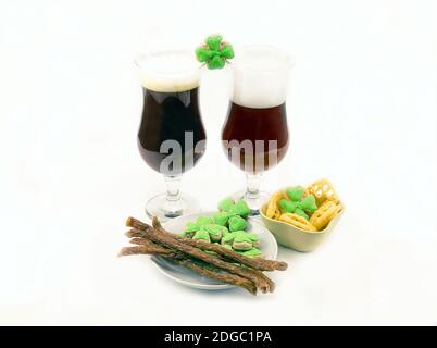 Bier Stout und rotes Bier in Gläsern mit grünem Klee Mit einer köstlichen Vorspeise auf einem weißen Backgroun Stockfoto