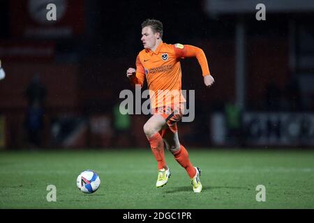 Cheltenham, Großbritannien. Dezember 2020. Cameron Pring aus Portsmouth während des EFL Trophy-Spiels zwischen Cheltenham Town und Portsmouth im Jonny-Rocks Stadium, Cheltenham, England am 8. Dezember 2020. Foto von Dave Peters/Prime Media Images. Kredit: Prime Media Images/Alamy Live Nachrichten Stockfoto
