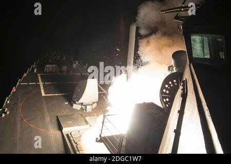 Handout Foto von USS Ross (DDG 71) feuert eine Tomahawk Land Attack Rakete 7. April 2017. Die USA haben als Reaktion auf einen mutmaßlichen Chemiewaffenangriff auf die Rebellenstadt Khan Sheikhoun einen Raketenangriff auf einen Luftwaffenstützpunkt in Syrien durchgeführt. Das Pentagon sagte, dass 59 Tomahawk-Marschflugkörper um 04:40 Uhr syrischer Zeit (01:40 Uhr GMT) von USS Porter und USS Ross Zerstörern im östlichen Mittelmeer abgefeuert wurden. Foto von US Navy via ABACAPRESS.COM Stockfoto