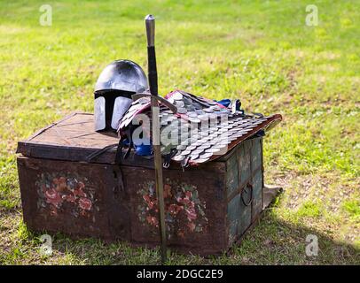 Teil Soldat Schutzausrüstung Rüstung Lorica Helm auf einem alten Holzkiste Stockfoto