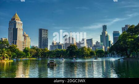 Lumphini-Park Panoramabild von Bangkok Skyline über See Stockfoto