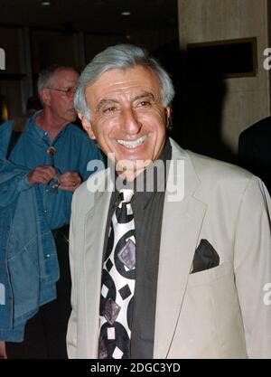 ARCHIV: LOS ANGELES, CA. 12. August 1995: Schauspieler Jamie Farr bei den Golden Boot Awards im Century Plaza Hotel in Los Angeles. Datei Foto © Paul Smith/Featureflash Stockfoto
