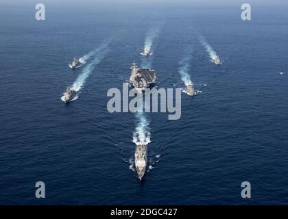 Handout-Datei Foto vom 28. März 2017 - der Nimitz-Klasse Flugzeugträger USS Carl Vinson (CVN 70), der Arleigh Burke-Klasse Lenkflugkörper-Zerstörer USS Wayne E. Meyer (DDG 108) und der Ticonderoga-Klasse Lenkraketen-Kreuzer USS Lake Champlain (CG 57) nehmen an einer Fotoübung mit Japan Maritime Self-Defense Force Zerstörern Teil. Das US-Militär hat der Carl Vinson Strike Group befohlen, sich auf die koreanische Halbinsel zu bewegen, inmitten wachsender Sorgen um Nordkoreas Raketenprogramm. Präsident Trump hat gesagt, dass die USA bereit sind, allein zu handeln, um die nukleare Bedrohung durch Nordkorea zu bewältigen Stockfoto