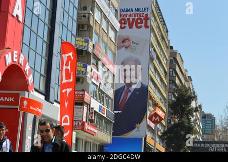 Eine rote Flagge mit der Aufschrift "Ja" (Evet) auf Türkisch und ein riesiges "Ja" (Evet)-Plakat mit dem Bild des türkischen Ministerpräsidenten Binali Yildirim zum Verfassungsreferendum der regierenden Partei für Gerechtigkeit und Entwicklung (AKP) am 11. April 2017 in Ankara, Türkei. Die Türkei wird am 16. April 2017 ihr Verfassungsreferendum abhalten. Die türkischen Bürger werden über 18 vorgeschlagene Änderungen der Verfassung der Türkei abstimmen. Die umstrittenen Änderungen sollen das parlamentarische System ersetzen und zu einem Präsidialsystem übergehen, das Präsident Recep Tayyip Erdogan die Exekutivgewalt übertragen würde. Foto von Altan Gocher/A Stockfoto