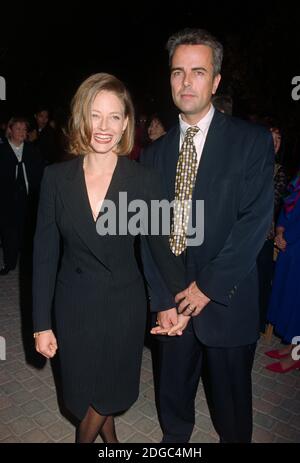 ARCHIV: LOS ANGELES, CA. 30. Oktober 1995: Regisseur/Schauspielerin Jodie Foster & Schriftsteller/Schauspieler Randy Stone bei der Premiere von 'Home for the Holidays' in Los Angeles. Datei Foto © Paul Smith/Featureflash Stockfoto