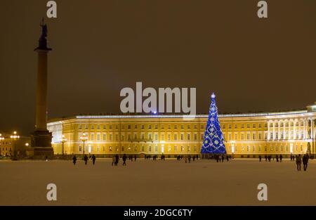 Weihnachten -Russland St. Petersburg - Winterpalast blau großen Weihnachtsbaum mit hellen Garla geschmückt Stockfoto