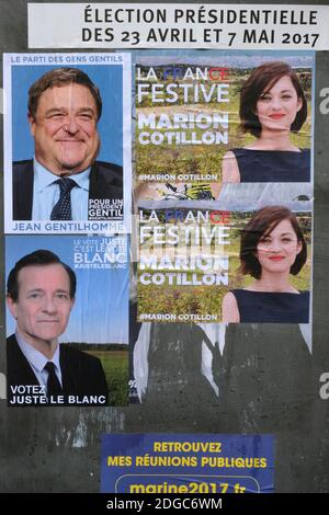 Ein paar politische Kunstplakate des Straßenkünstlers Jaeraymie sind auf einem pariser Wahlplakate vor den französischen Präsidentschaftswahlen, die im Mai stattfinden werden, angebracht zu sehen. Gedreht in Paris, Frankreich am 14. April 2017. Foto von Aurore Marechal/ABACAPRESS.COM Stockfoto