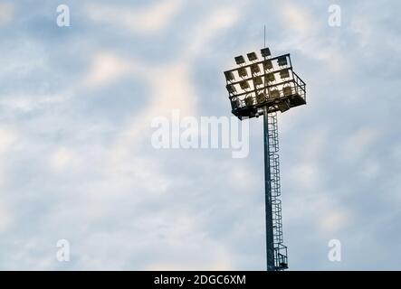 High Mast beleuchtete Sportstadion auf blauem Himmel Hintergrund Stockfoto