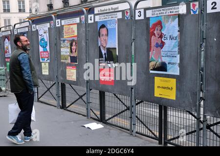 Ein paar politische Kunstplakate von Straßenkünstlern Combo und Jaeraymie sind auf einer pariser Wahlplakate vor den französischen Präsidentschaftswahlen, die im Mai stattfinden werden, angebracht zu sehen. Gedreht in Paris, Frankreich am 14. April 2017. Foto von Aurore Marechal/ABACAPRESS.COM Stockfoto