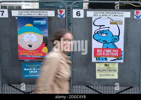 Ein paar politische Kunstplakate von Street Artist Combo sind auf einem pariser Wahlplakate vor den französischen Präsidentschaftswahlen, die im Mai stattfinden werden, angebracht zu sehen. Gedreht in Paris, Frankreich am 14. April 2017. Foto von Aurore Marechal/ABACAPRESS.COM Stockfoto