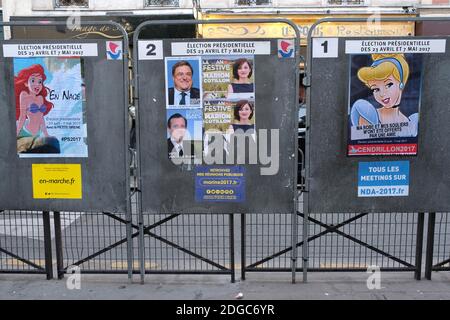 Ein paar politische Kunstplakate von Straßenkünstlern Combo und Jaeraymie sind auf einer pariser Wahlplakate vor den französischen Präsidentschaftswahlen, die im Mai stattfinden werden, angebracht zu sehen. Gedreht in Paris, Frankreich am 14. April 2017. Foto von Aurore Marechal/ABACAPRESS.COM Stockfoto