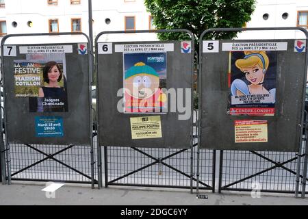 Ein paar politische Kunstplakate von Straßenkünstlern Combo und Jaeraymie sind auf einer pariser Wahlplakate vor den französischen Präsidentschaftswahlen, die im Mai stattfinden werden, angebracht zu sehen. Gedreht in Paris, Frankreich am 14. April 2017. Foto von Aurore Marechal/ABACAPRESS.COM Stockfoto