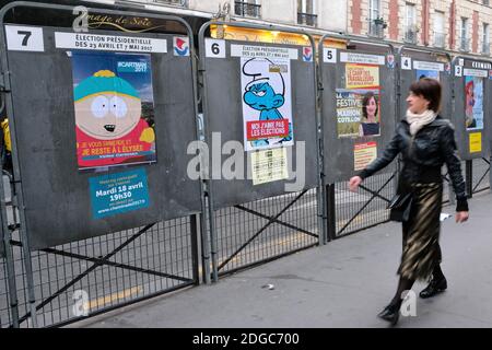 Ein paar politische Kunstplakate von Straßenkünstlern Combo und Jaeraymie sind auf einer pariser Wahlplakate vor den französischen Präsidentschaftswahlen, die im Mai stattfinden werden, angebracht zu sehen. Gedreht in Paris, Frankreich am 14. April 2017. Foto von Aurore Marechal/ABACAPRESS.COM Stockfoto