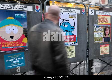 Ein paar politische Kunstplakate von Straßenkünstlern Combo und Jaeraymie sind auf einer pariser Wahlplakate vor den französischen Präsidentschaftswahlen, die im Mai stattfinden werden, angebracht zu sehen. Gedreht in Paris, Frankreich am 14. April 2017. Foto von Aurore Marechal/ABACAPRESS.COM Stockfoto