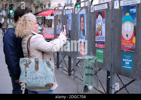 Ein paar politische Kunstplakate von Straßenkünstlern Combo und Jaeraymie sind auf einer pariser Wahlplakate vor den französischen Präsidentschaftswahlen, die im Mai stattfinden werden, angebracht zu sehen. Gedreht in Paris, Frankreich am 14. April 2017. Foto von Aurore Marechal/ABACAPRESS.COM Stockfoto