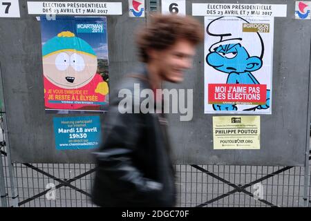 Ein paar politische Kunstplakate von Street Artist Combo sind auf einem pariser Wahlplakate vor den französischen Präsidentschaftswahlen, die im Mai stattfinden werden, angebracht zu sehen. Gedreht in Paris, Frankreich am 14. April 2017. Foto von Aurore Marechal/ABACAPRESS.COM Stockfoto