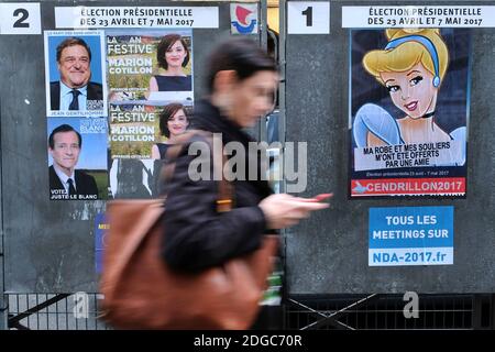 Ein paar politische Kunstplakate von Straßenkünstlern Combo und Jaeraymie sind auf einer pariser Wahlplakate vor den französischen Präsidentschaftswahlen, die im Mai stattfinden werden, angebracht zu sehen. Gedreht in Paris, Frankreich am 14. April 2017. Foto von Aurore Marechal/ABACAPRESS.COM Stockfoto