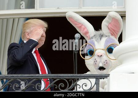 US-Präsident Donald Trump grüßt während der jährlichen Ostereierrolle auf dem South Lawn des Weißen Hauses in Washington, DC, am 17. April 2017. Foto von Olivier Douliery/ Abaca Stockfoto