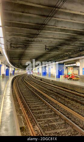 Leere Eisenbahn und Bahnsteig des Brüsseler-Luxemburger Bahnhofs Stockfoto