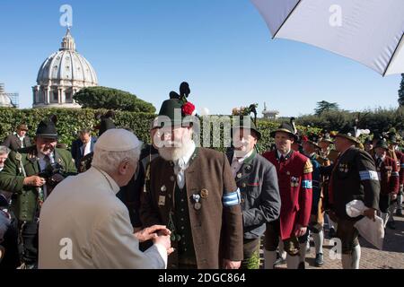 Papst Benedikt XVI. Im Ruhestand feiert am 17. April 2017 im Garten des Vatikans seinen 90. Geburtstag. Benedikt feiert mit einem Pint Bier. Der Geburtstag Benedikts, der in diesem Jahr auf den Ostersonntag fällt, wird im bayerischen Stil gefeiert, ganz im Sinne der Wurzeln des emeritierten Papstes. An der Party nehmen eine Delegation aus Bayern, Benedikts älterer Bruder, Mons. Georg Ratzinger und sein Privatsekretär Georg Ganswein Teil. Benedikt ist ‘serene, in guter Laune, sehr klar. Sicherlich, seine körperliche Kraft ist schwächer. Es ist schwer für ihn zu gehen. Er nutzt jedoch einen Geher, der für Autonomie in Bewegung sorgt Stockfoto