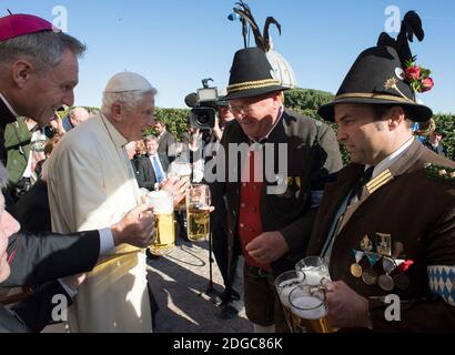 Papst Benedikt XVI. Im Ruhestand feiert am 17. April 2017 im Garten des Vatikans seinen 90. Geburtstag. Benedikt feiert mit einem Pint Bier. Der Geburtstag Benedikts, der in diesem Jahr auf den Ostersonntag fällt, wird im bayerischen Stil gefeiert, ganz im Sinne der Wurzeln des emeritierten Papstes. An der Party nehmen eine Delegation aus Bayern, Benedikts älterer Bruder, Mons. Georg Ratzinger und sein Privatsekretär Georg Ganswein Teil. Benedikt ist ‘serene, in guter Laune, sehr klar. Sicherlich, seine körperliche Kraft ist schwächer. Es ist schwer für ihn zu gehen. Er nutzt jedoch einen Geher, der für Autonomie in Bewegung sorgt Stockfoto