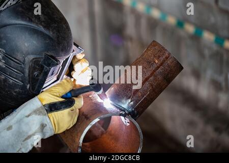 Argon-Lichtbogenschweißen Kontrollprobe von Kohlenstoffstahlrohren Stockfoto