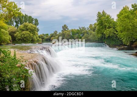 Blick auf die Wasserfälle von Manavgat in der Türkei schön entfernt mit Langzeitbelichtung Stockfoto
