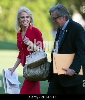 Kellyanne Conway, Beraterin des Präsidenten, und Stephen Bannon, Chefstratege des Weißen Hauses, kehren nach einem Besuch von Präsident Donald Trump in Kenosha, Wisconsin, in Washington, D.C. am 18. April 2017 ins Weiße Haus zurück. Foto von Kevin Dietsch/UPI/Pool/ABACAPRESS.COM Stockfoto