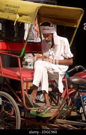 Indische Rikscha-Fahrer wartet auf Geschäft, Chandi Chowk Markt, Old Delhi, Indien Stockfoto