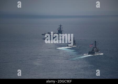 Handout Foto - INDISCHER OZEAN (14. April 2017) der Flugzeugträger USS Carl Vinson (CVN 70), vorne, führt den Arleigh Burke-Klasse Lenkraketen-Zerstörer USS Michael Murphy (DDG 112 und den Ticonderoga-Klasse Lenkraketen-Kreuzer USS Lake Champlain (CG 57). Angeblich befohlen, sich nach Nordkorea zu beeilen, um Despoten Kim Jong-un vom Testen einer Atomwaffe abzuhalten, landete die Carl Vinson Carrier Strike Group der US-Marine der dritten Flotte letzte Woche in der Nähe von Australien. Fast 4,900 Meilen entfernt von dem Ort, wo es offiziell sein sollte. Die Marine bestätigte am Dienstag, dass es nicht gesendet Stockfoto