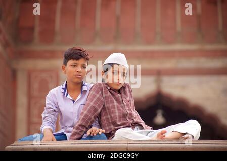 Indische Jungen in Jama Masjid, einer Moschee im Mughal-Stil des 17. Jahrhunderts, Alt-Delhi, Indien Stockfoto