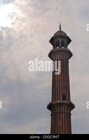 Minarett in Jama Masjid, eine Moschee im Mughal-Stil aus dem 17. Jahrhundert, Alt-Delhi, Indien Stockfoto