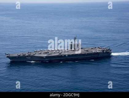 Handout Foto - INDISCHER OZEAN (15. April 2017) der Flugzeugträger USS Carl Vinson (CVN 70) durchfliegt den Indischen Ozean. Angeblich befohlen, sich nach Nordkorea zu beeilen, um Despoten Kim Jong-un vom Testen einer Atomwaffe abzuhalten, landete die Carl Vinson Carrier Strike Group der US-Marine der dritten Flotte letzte Woche in der Nähe von Australien. Fast 4,900 Meilen entfernt von dem Ort, wo es offiziell sein sollte. Die Marine bestätigte am Dienstag, dass sie trotz der Darstellungen von Präsident Donald TR nicht einen ihrer Flugzeugträger direkt in Richtung Nordkorea schickte, inmitten wachsender Spannungen mit Pjöngjang Stockfoto