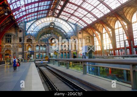 Antwerpen, Belgien - Mai 2019: Züge warten auf dem Bahnsteig für Passagiere im schönen, historischen und monumentalen Antwerpen Stockfoto