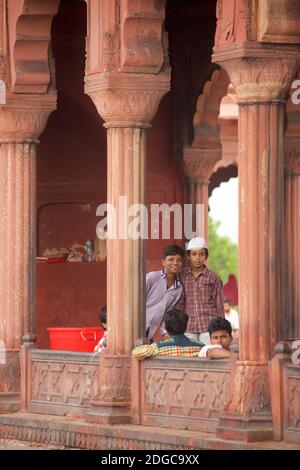 Freundliche indische Jungen in Jama Masjid, einer Moschee im Mughal-Stil des 17. Jahrhunderts, Alt-Delhi, Indien Stockfoto