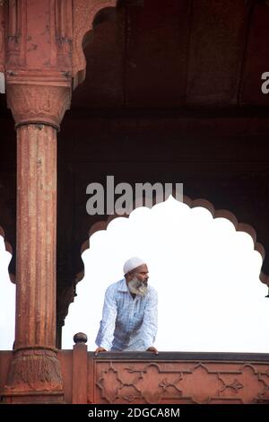 Mann in muslimischer Kleidung, Jama Masjid, eine Moschee im Mughal-Stil des 17. Jahrhunderts, Alt-Delhi, Indien Stockfoto