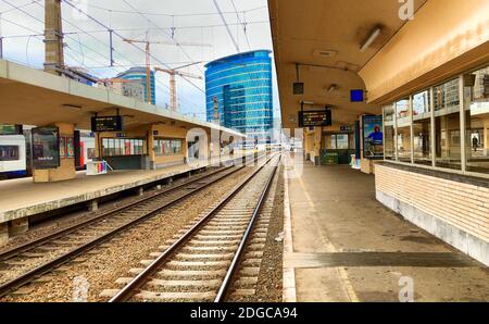 Brüssel, Belgien Juni 2019: Pendler warten auf dem Bahnsteig im Brüsseler Nordbahnhof Stockfoto