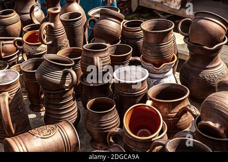 Braune Tasse aus natürlichen Materialien aus Ton zum Verkauf Auf dem Dorfbasar handgemachte Gerichte Set Bac Stockfoto