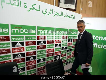 Der spanische Trainer Lucas Alcaraz nimmt am 19. April 2017 an einer Pressekonferenz in Algier, Algerien, Teil, nachdem er als neuer Cheftrainer für die algerische Fußballnationalmannschaft angekündigt wurde. Alcaraz hatte zuvor die spanischen Seiten Granada, Levante und Recreativo de Huelva trainiert. Foto von Bilral Bensalem/ABACAPRESS.COM Stockfoto