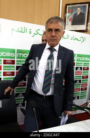 Der spanische Trainer Lucas Alcaraz nimmt am 19. April 2017 an einer Pressekonferenz in Algier, Algerien, Teil, nachdem er als neuer Cheftrainer für die algerische Fußballnationalmannschaft angekündigt wurde. Alcaraz hatte zuvor die spanischen Seiten Granada, Levante und Recreativo de Huelva trainiert. Foto von Bilral Bensalem/ABACAPRESS.COM Stockfoto