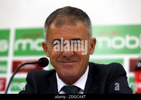 Der spanische Trainer Lucas Alcaraz nimmt am 19. April 2017 an einer Pressekonferenz in Algier, Algerien, Teil, nachdem er als neuer Cheftrainer für die algerische Fußballnationalmannschaft angekündigt wurde. Alcaraz hatte zuvor die spanischen Seiten Granada, Levante und Recreativo de Huelva trainiert. Foto von Bilral Bensalem/ABACAPRESS.COM Stockfoto