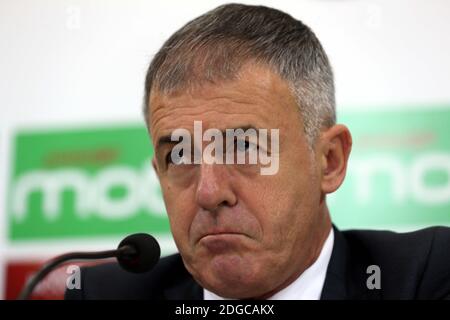 Der spanische Trainer Lucas Alcaraz nimmt am 19. April 2017 an einer Pressekonferenz in Algier, Algerien, Teil, nachdem er als neuer Cheftrainer für die algerische Fußballnationalmannschaft angekündigt wurde. Alcaraz hatte zuvor die spanischen Seiten Granada, Levante und Recreativo de Huelva trainiert. Foto von Bilral Bensalem/ABACAPRESS.COM Stockfoto