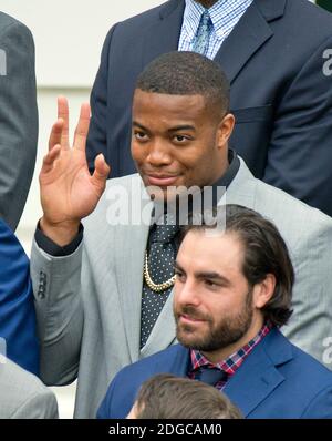 New England Patriots Defensive End Trey Flowers (98) bestätigt den Aufruf von US-Präsident Donald J. Trump als Super Bowl Champion New England Patriots wurden am Donnerstag, den 19. April 2017, auf dem South Lawn des Weißen Hauses in Washington, DC, USA, begrüßt. Foto von Ron Sachs/CNP/ABACAPRESS.COM Stockfoto