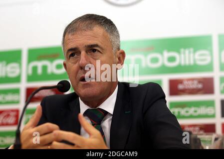 Der spanische Trainer Lucas Alcaraz nimmt am 19. April 2017 an einer Pressekonferenz in Algier, Algerien, Teil, nachdem er als neuer Cheftrainer für die algerische Fußballnationalmannschaft angekündigt wurde. Alcaraz hatte zuvor die spanischen Seiten Granada, Levante und Recreativo de Huelva trainiert. Foto von Bilral Bensalem/ABACAPRESS.COM Stockfoto